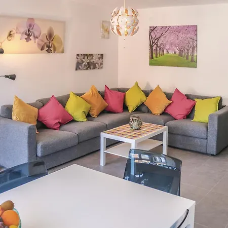 Apartment 4 Bedroom Stunning In